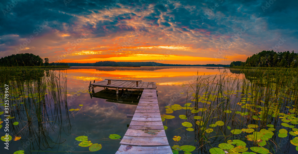 Panorama of beautiful sunrise over lake - obrazy, fototapety, plakaty 