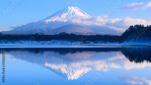 Fototapeta Fudżi  miasto-fujikawaguchiko-gora-fuji-i-jezioro-shoji