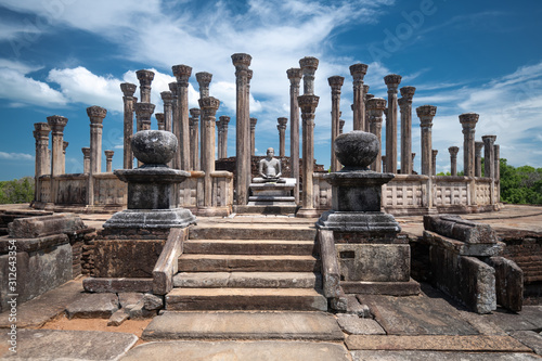 Fotomural Ruins of the historical city of Polonnaruwa, Sri Lanka