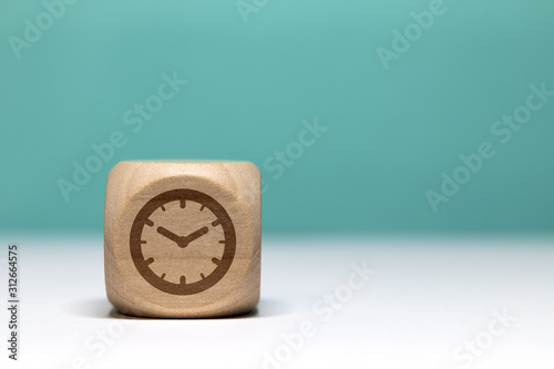 Fotografía Pictogramme temps / pendule sur cube en bois