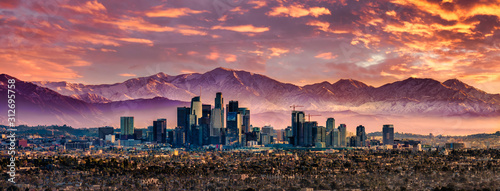 Fotografía Los Angeles Skyline and Snowcapped mountains