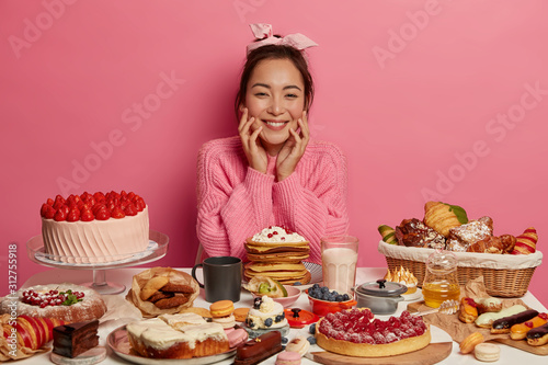 Cuadros en Lienzo People, sweet tooth and temptation concept