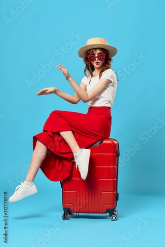 Fotografía young woman with suitcase