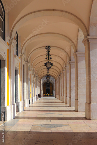 Dekoracja na wymiar  starozytny-budynek-lukowy-na-praca-do-comercio-w-centrum-lizbony-w-portugalii