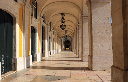 Dekoracja na wymiar  starozytny-budynek-lukowy-na-praca-do-comercio-w-centrum-lizbony-w-portugalii