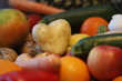 Herzförmige Kartoffel mit frischen bunten Obst und Gemüse