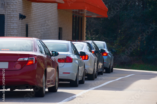 Fotografía Generic drive thru pickup window with cars waiting in line to get their products