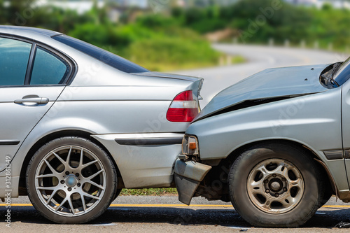 Fotografía Car accident involving two cars on the road