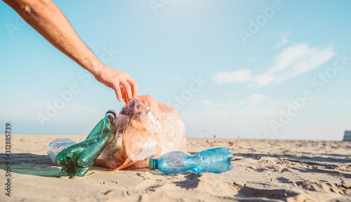 Cuadros en Lienzo Garbage and plastic bottles on a beach. Environmental concept