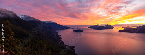 Fototapeta na drzwi i meble Wycieczka po tunelach blefujących w Howe Sound, na północ od Vancouver, Kolumbia Brytyjska, Kanada Panoramiczny kanadyjski krajobraz górski Widok ze szczytu w słoneczny zimowy zachód słońca.