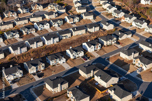 Cuadros en Lienzo Aerial view new suburban homes, streets and cul-de-sacs near Atlanta, Georgia