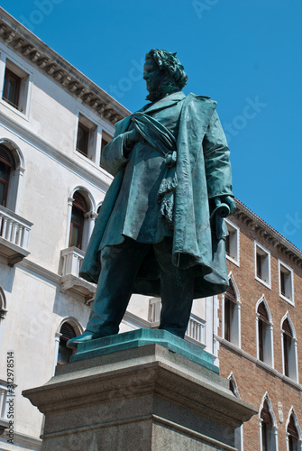 Venice, Italy: View at statue of Italian patriot Daniele Manin from 1875, by Lui Poster Mural XXL