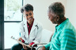 © Gerald Carter/Creative Flame - Doctor consulting medical patient
