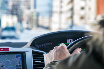 冬道を運転するドライバー / 北海道札幌市の市街地