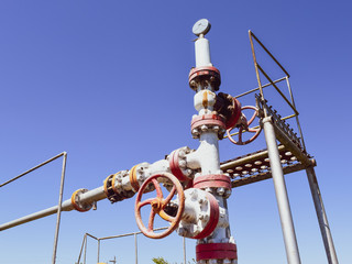 Oil well wellhead equipment. Hand valve with handwheel for opening and closing the flow line.