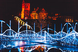 Fototapeta  - Illuminacja świąteczna w multimedialnej fontannie w Warszawie nocą