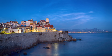 Fototapete - Panoramic view of Antibes at dusk, France 