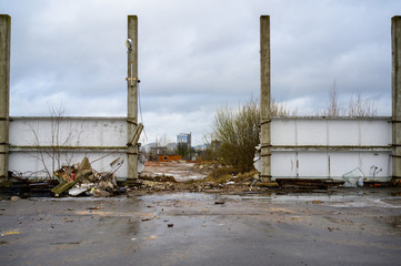 Photo of the ruins of a building with surviving pillars in the form of a gate.