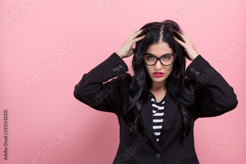 Fotografía Young woman feeling stressed on a pink background