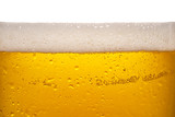 Piwo wlewa się do szklanki z pianką na wierzchu