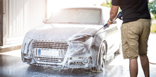 Mann Putzt Sein Auto An Einer Waschstation
