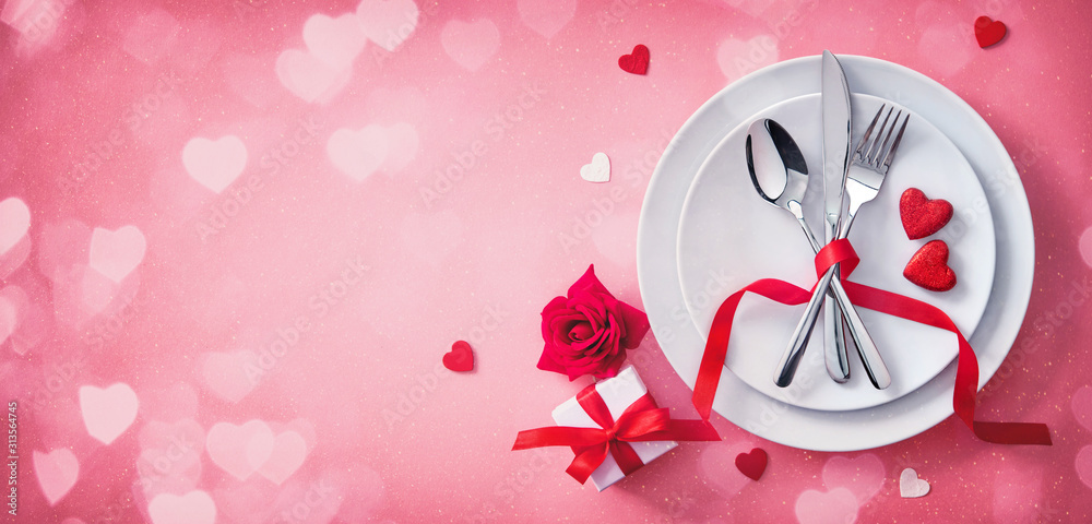 Red table setting cutlery for valentines days dinner - obrazy, fototapety, plakaty 