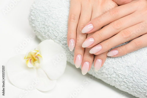 Photographie Nails manicure with file
