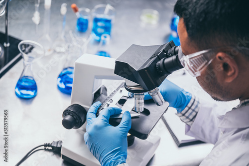 Cuadros en Lienzo Health care researchers working in life science laboratory