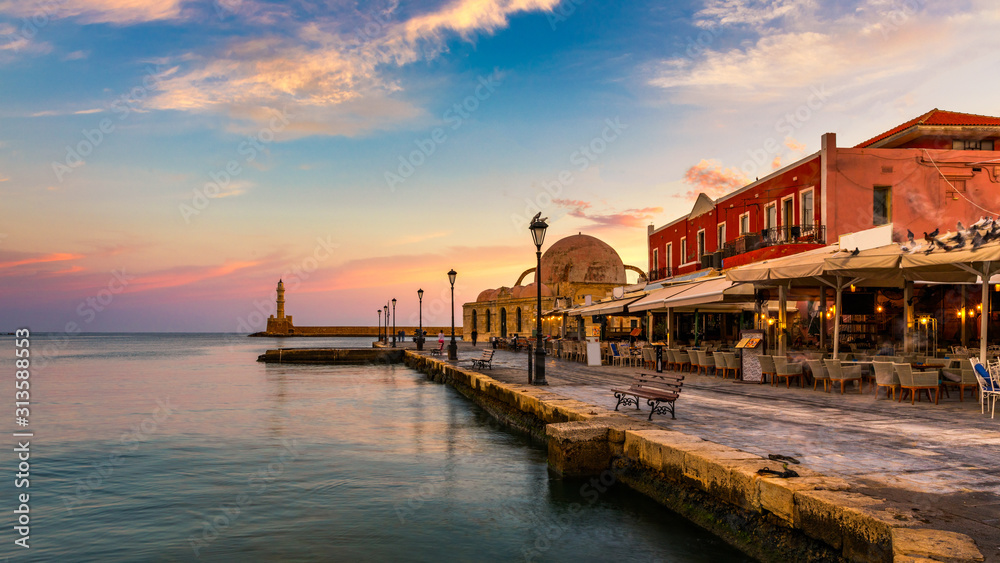 Obraz na płótnie Venetian Harbour of the city of Chania at sunrise with turquoise water, Crete, Greece. View of the old port of Chania on Crete, Greece. Chania, Crete, Greece. View of the old port of Chania on Crete. w salonie