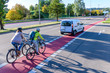canvas print picture - Verkehrssituation mitt Auto und Radfahrer