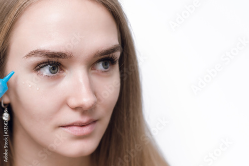 Fotografía Close up of the face of a beautiful woman with perfect skin thanks to creams to keep young and cream contour anti-aging and wrinkle eyes