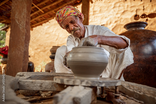 Fotografía Potter at work makes ceramic dishes. India, Rajasthan.