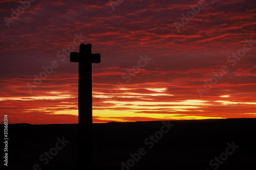Fotografía Silhouette of Young Ralph Cross, a wayside stone cross, set against a magnificen