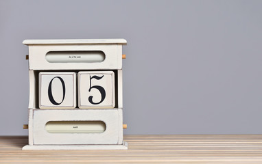 Fototapete - Desktop wooden retro calendar with day number 5. Calendar template for writing a holiday date and free text space