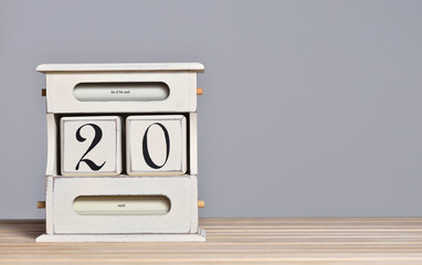 Fototapete - Desktop wooden retro calendar with day number 20. Calendar template for writing a holiday date and free text space