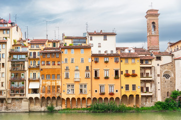 Fototapete - Arno river and historical buildings in Florence, Italy