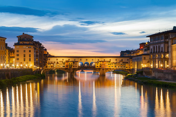 Fototapete - Ponte Vecchio - the bridge-market in the center of Florence, Tuscany, Italy at dusk