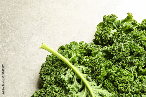 Fotomural Fresh kale leaves on light grey table, top view