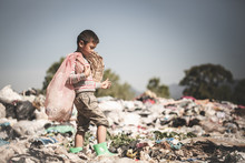 Poor Children Collect Garbage For Sale.and Recycle Them In Landfills, The Lives And Lifestyles Of The Poor, Child Labor, Poverty And Environment Concepts