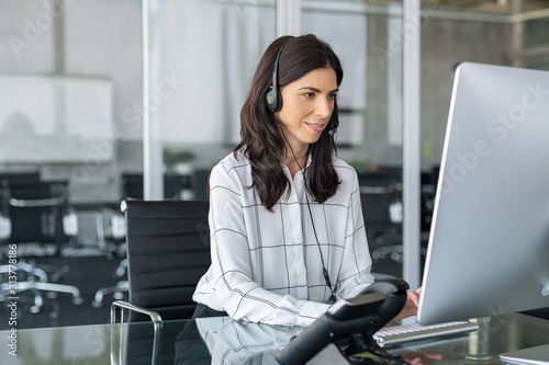 Fotografía Telephone operator woman working in office