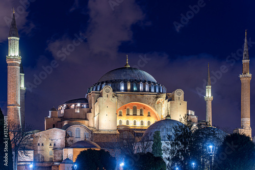 Fotomural Night Time over Hagia Sophia or Hagia Sophia Church of the Holy Wisdom in Istanb