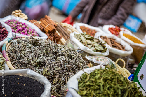 Fotografía Spices and herbs from a moroccan market in the Medina of Fes