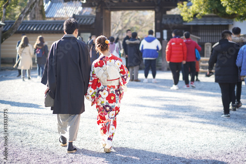 Japanese couples Wearing a national costume kimono to take photos at The outside Kinkakuji Temple are Popular tourist spots in Kyoto, Jan 30, 2019 in Kyoto, Japan Tableau sur Toile