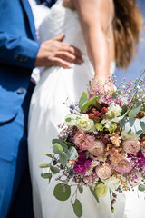 Wall Mural - Détail de la robe de la marié avec son bouquet le jour de son mariage