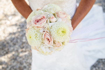 Wall Mural - Détail de la robe de la marié avec son bouquet le jour de son mariage