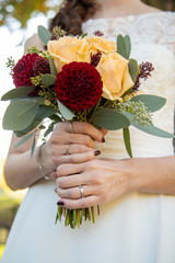 Wall Mural - Détail de la robe de la marié le jour du mariage avec son bouquet