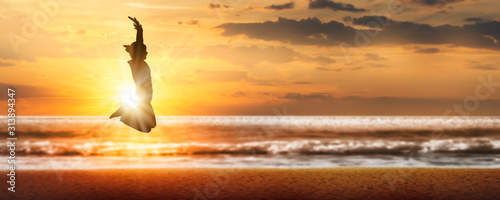 Fotomural silhouette freudensprung in der abendsonne am meer