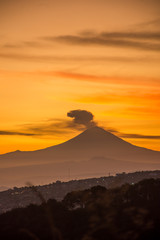 volcán de la ciudad en vertical