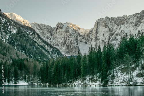Dekoracja na wymiar  panorama-laghi-di-fusine-w-tarvisio-wlochy-zima-ze-sniegiem