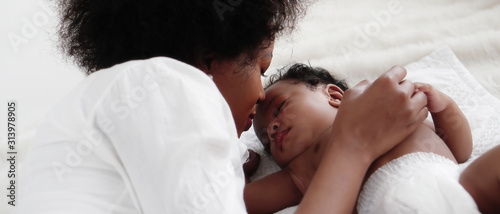 Photographie portrait of sleeping african american baby girl with mother
